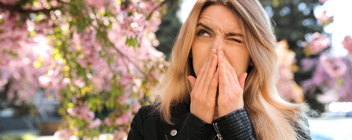 Donna che si tocca il naso affetta da allergia