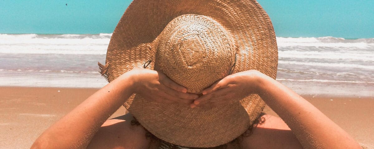 Donna in spiaggia distesa al sole