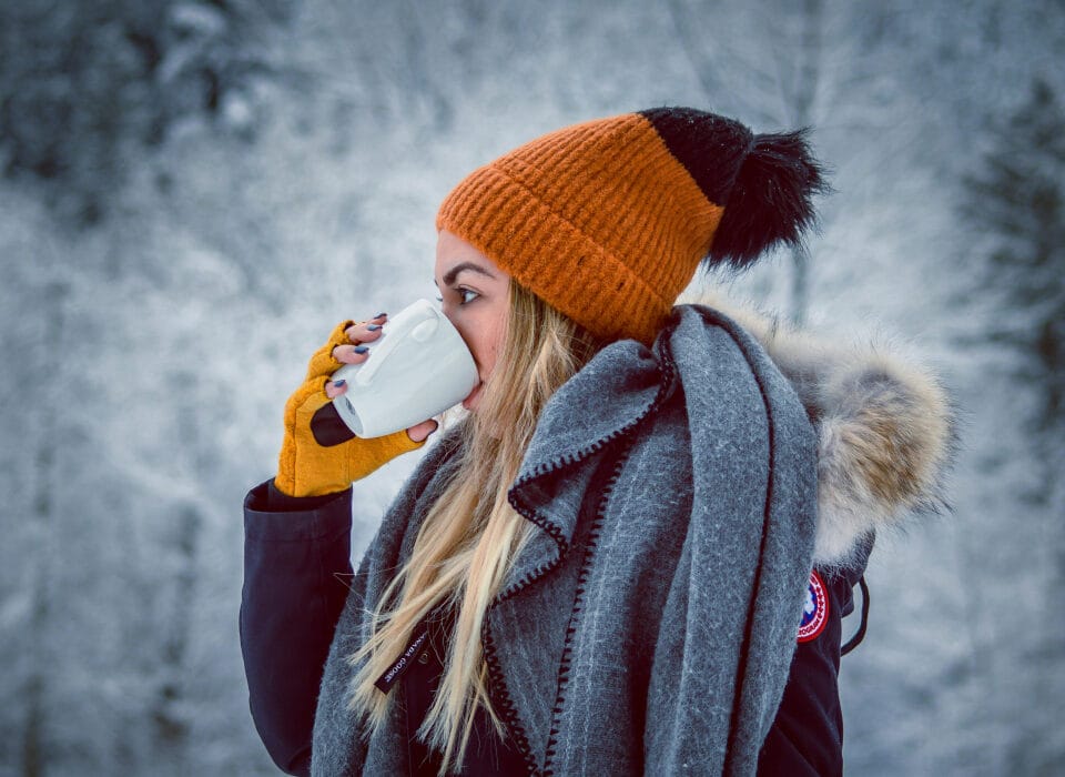 Ragazza che beve in un ambiente freddo