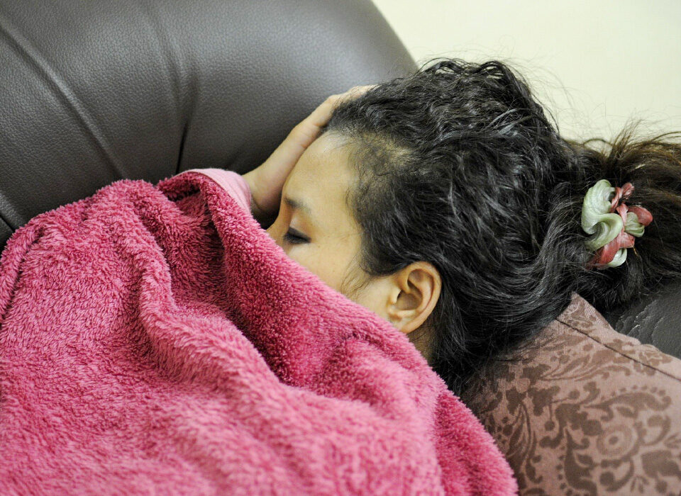 Donna che dorme su un divano