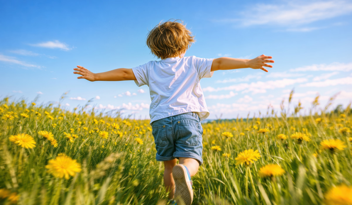 Bambino che corre all'aria aperta