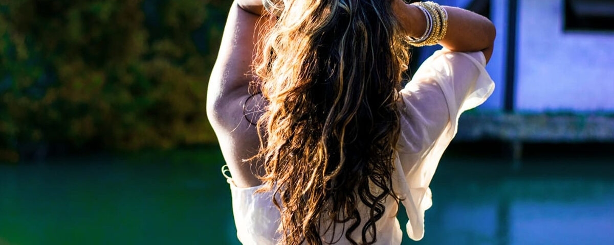 Donna che si tocca e massaggia i capelli