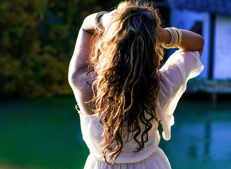 Donna che si tocca e massaggia i capelli