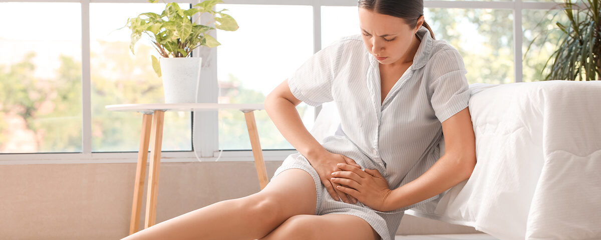 Donna che soffre per la cistite